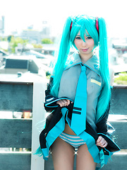 Sexy cosplay babe Miku Oguri