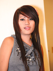 Sultry young Pinay minx shows off her skills for lucky foreigner