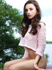 Top model Gloria Sol bares her gorgeous goodies outdoors.